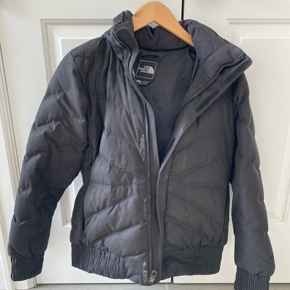 Women’s North face winter jacket in black with detachable faux hood